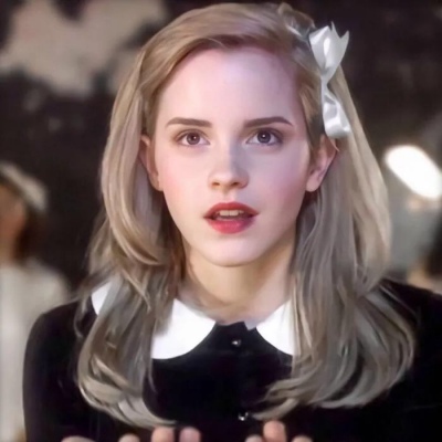 收费员变身“消防员”救起大货车轮胎着火